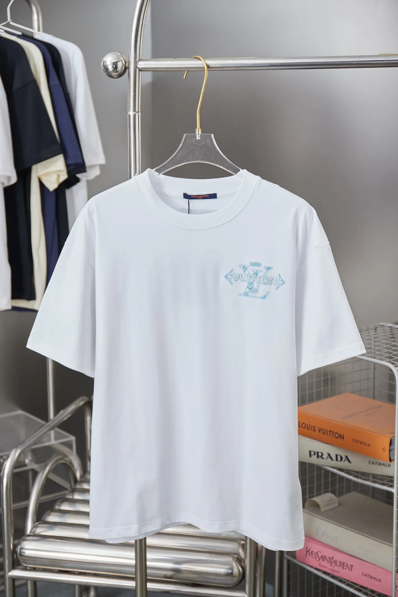 🅿️180 1V 25SS early spring new style Short sleeves with embroidered LV letters Light luxury Essential item for daily commuting for men and women Correct version Welcome to compare Detailed features · 320g 100% pure cotton double yarn jersey fabric · Special thickened 32 pieces of double-strand 1X1 thread in the same vat custom dyeing · Imported Tajima machine embroidery with various craft letters · Double-needle stitching and cross-stitching technology · Original main mark, washable tag, brand moisture-proof paper packaging Color: black/white Size: S/M/L/XL